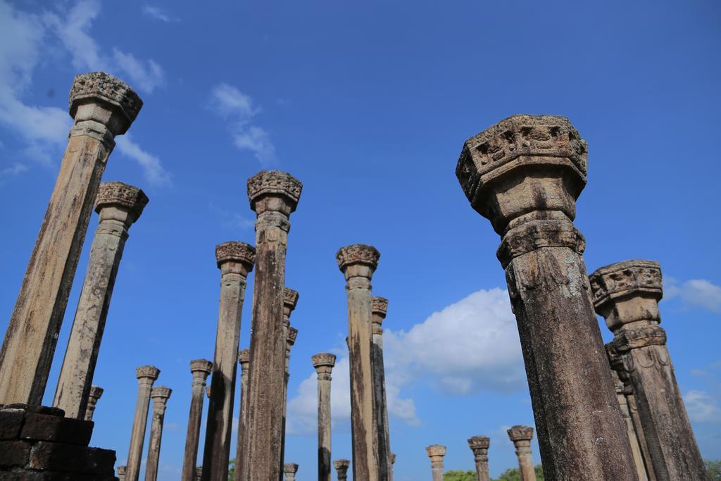 Miracle Resorts & Villas ポロンナルワ エクステリア 写真