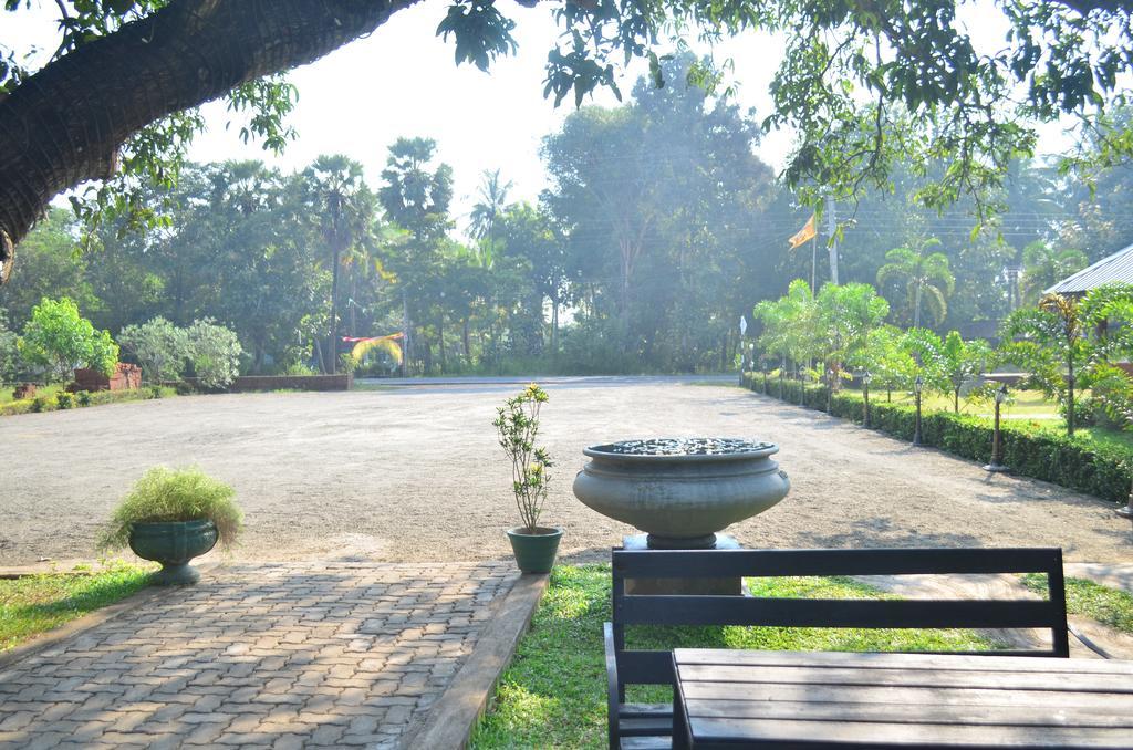 Miracle Resorts & Villas ポロンナルワ エクステリア 写真